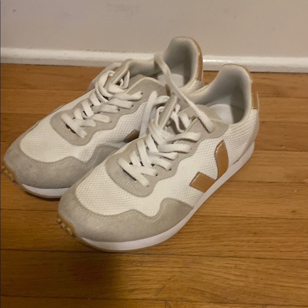 Veja SDU Alveomesh sneaker size 9 off white with gold